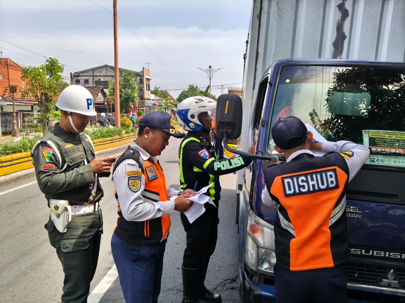 AGAR TERTIB: Petugas gabungan menyosialisasi jukir di Jalan Pahlawan, Kota Mojokerto, Senin (9/3).  
