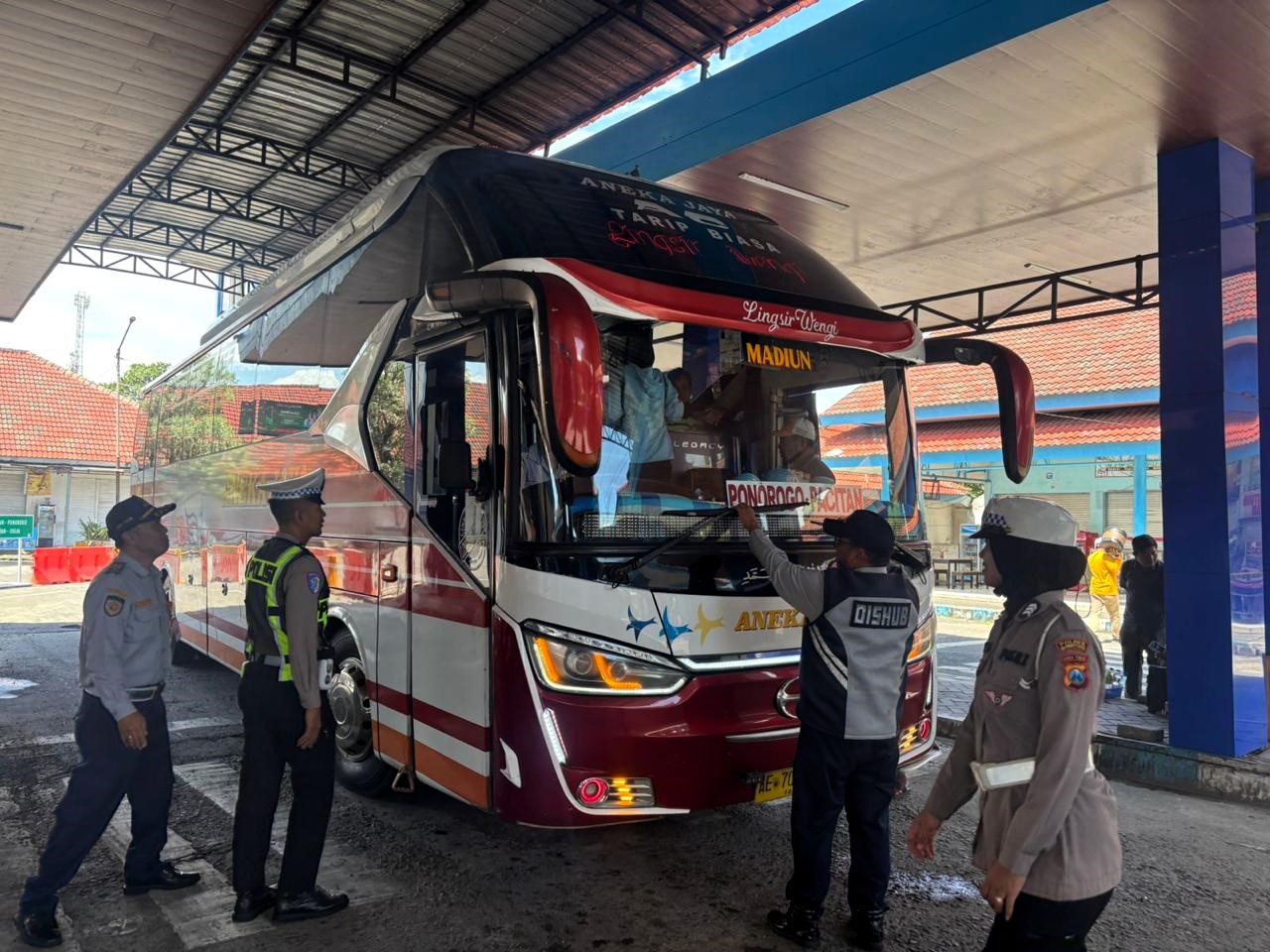 DICEK: Petugas melakukan ramp check pada armada bus AKAP dan AKDP di Terminal Kertajaya, Kota Mojokerto, jelang masa angkutan Lebaran 2026.  