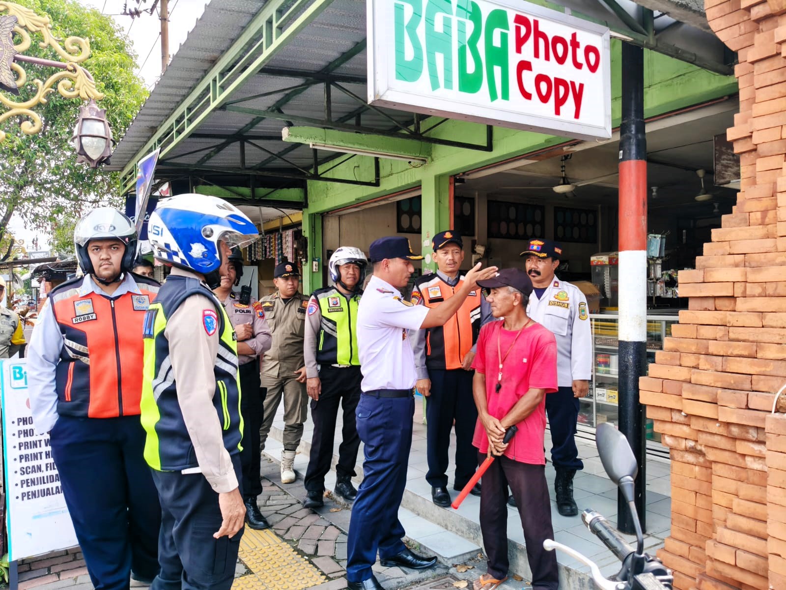 CEK KELENGKAPAN: Petugas gabungan memeriksa kelengkapan armada angkutan barang dalam razia ODOL di selatan Jembatan Gajah Mada, Kota Mojokerto, kemarin (10/3)  
