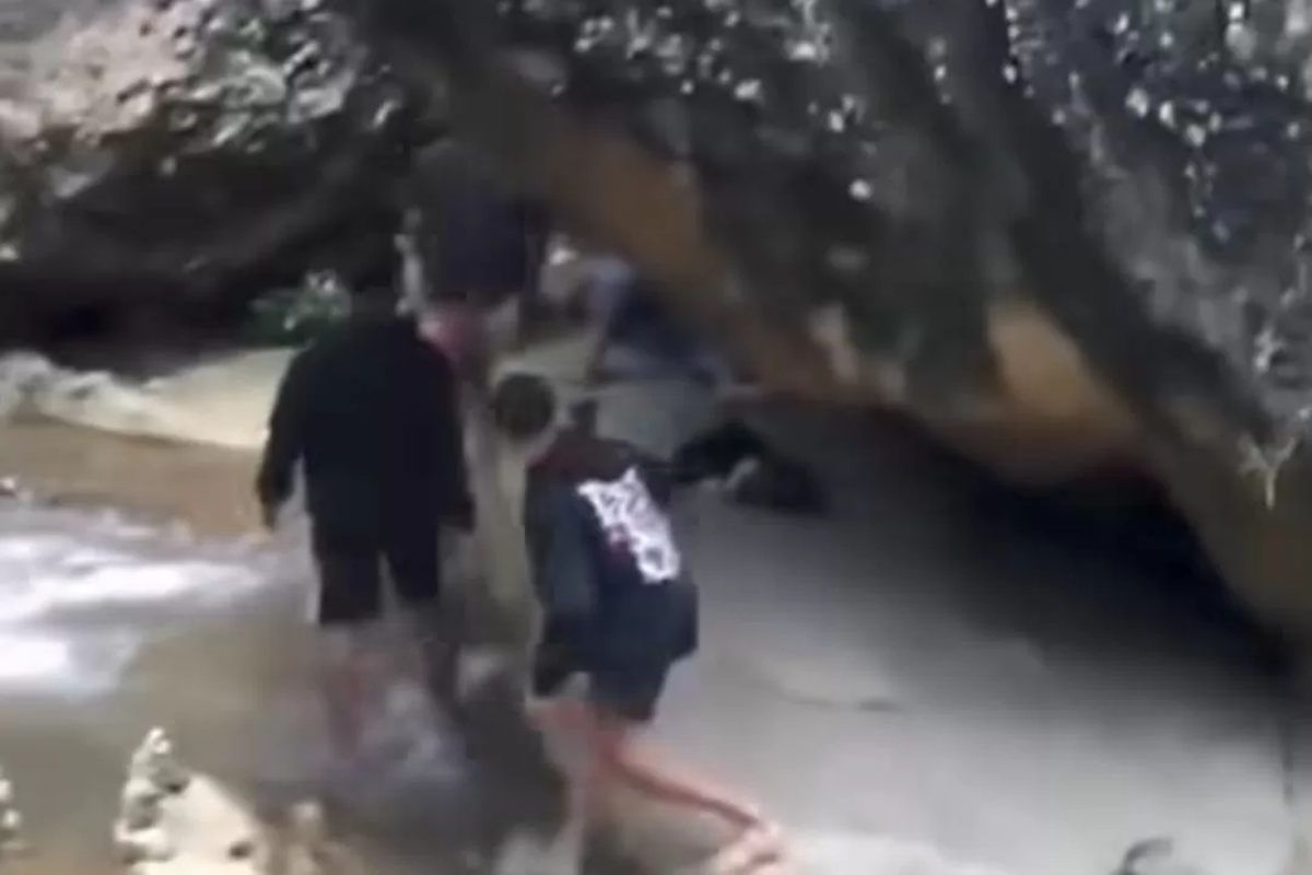 Tangkapan layar video yang memperlihatkan sejoli diduga melakukan tindakan asusila di kawasan Air Terjun Coban Kromo ketika digrebek warga.
