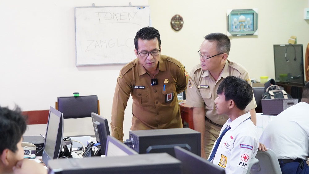 STABIL DAN TERKENDALI: Kadispendik Kabupaten Mojokerto Amsar Azhari Siregar memantau kesiapan TKA melalui gladi bersih yang diikuti siswa di SDN Ngabar dan SMPN 2 Jetis, Senin (9/3) lalu.  