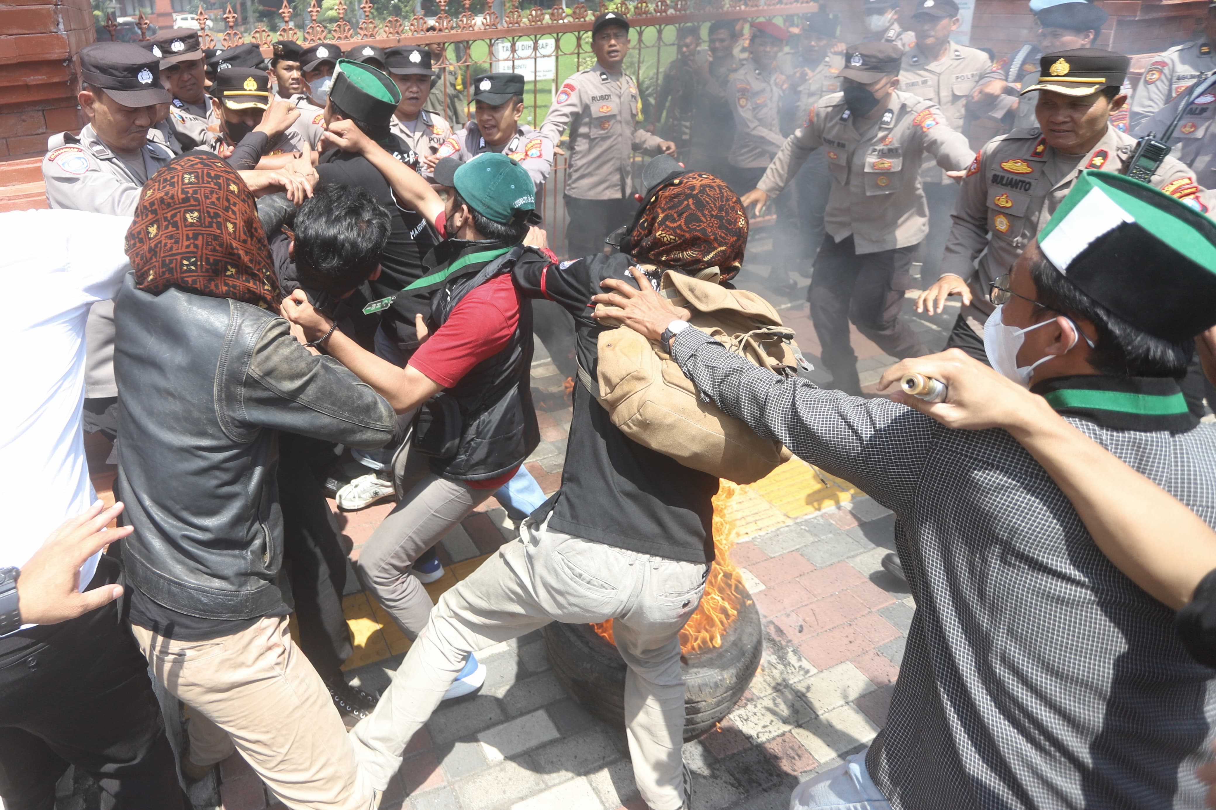 TEGANG: Aksi saling dorong sempat mewarnai demo mahasiswa dan elemen masyarakat di depan Balai Kota Mojokerto Jalan Gajah Mada, Kota Mojokerto, Rabu (11/3). 