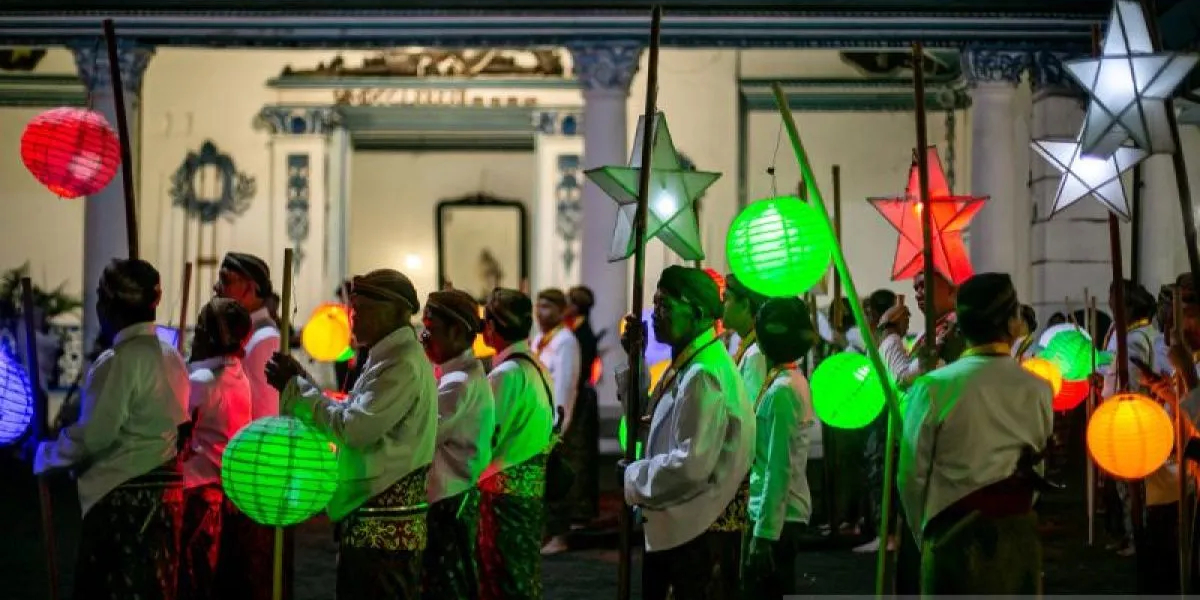 Kirab malam Selikuran di Keraton Kasunanan, Solo, Jawa Tengah pada Senin (9/3/2026)