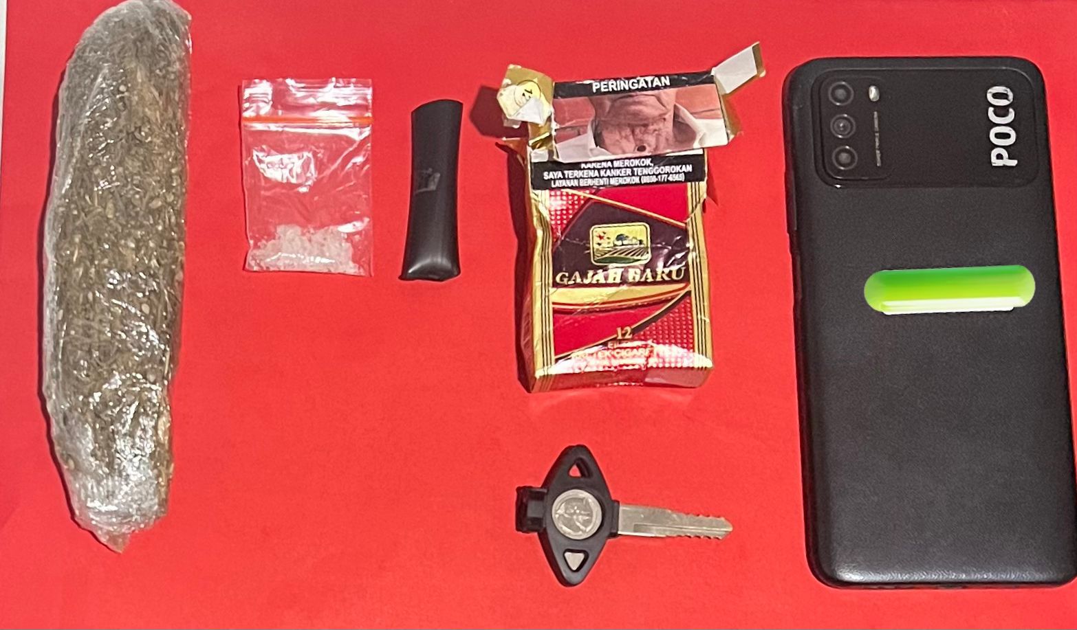 BARANG BUKTI: narkotika jenis ganja dan sabu yang diamankan Satresnarkoba Polres Mojokerto dari tangan pelaku AIS, di wilayah Kecamatan Pacet, Kabupaten Mojokerto.  