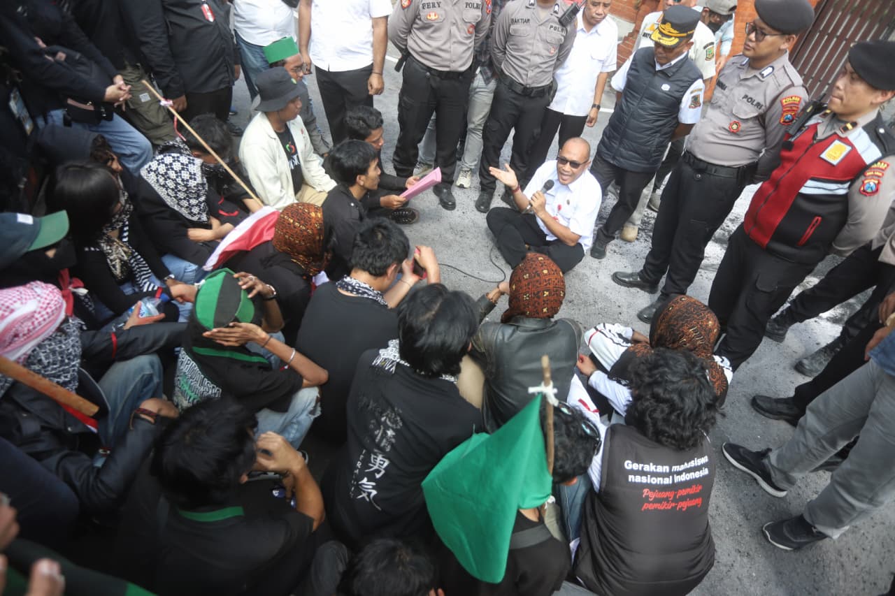 ADU ARGUMEN: Asisten Pemerintahan dan Kesejahteraan Rakyat Setda Kota Mojokerto Heryana Dodik Murtono menemui massa aksi demo di depan Rumah Dinas Wali Kota, Jalan Hayam Wuruk, kemarin (11/3).