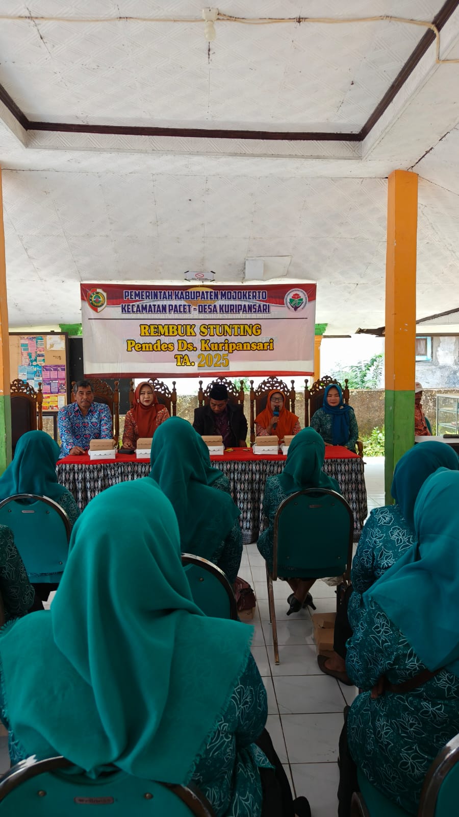 SINERGI: Kepala Puskesmas Pandan, Kecamatan Pacet Rany Juliastuti menggelar kegiatan Rembug Stunting di Desa Kuripansari, Kecamatan Pacet, Kabupaten Mojokerto.  