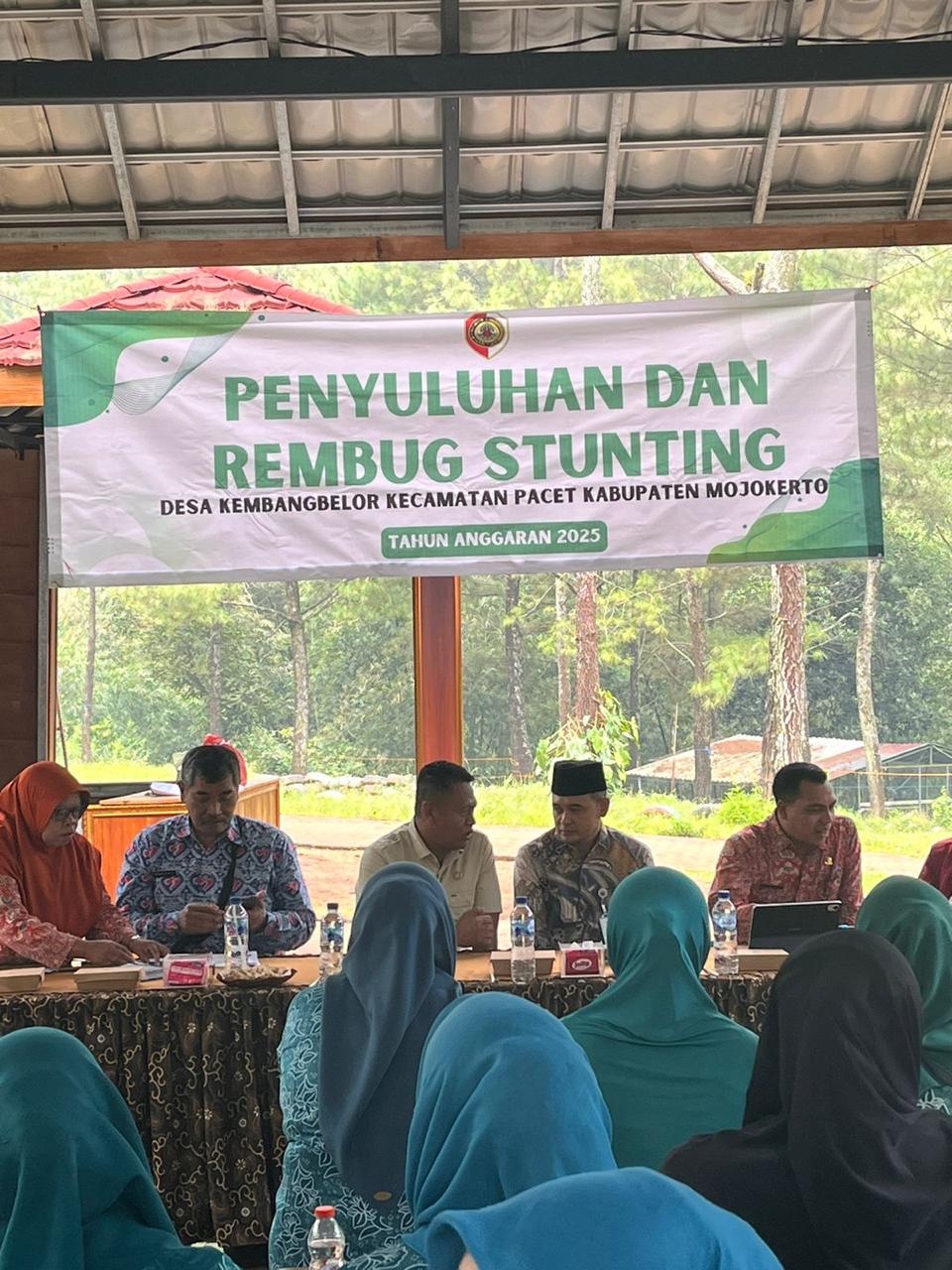 KOLABORASI: Staf Khusus Menteri Desa, Pembangunan Daerah Tertinggal (Kemendes PDT) M. Afif Zamroni didampingi Camat Pacet Aprianto saat kegiatan Rembug Stunting di Desa Kembangbelor, Kecamatan Pacet, 