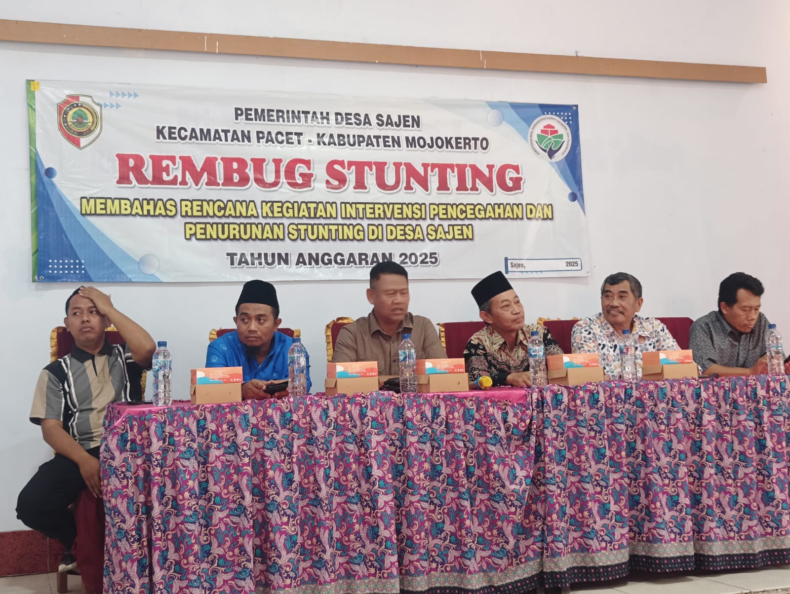 PREVENTIF:  Camat Pacet Aprianto membuka Rembug Stunting bersama Pemdes Sajen, Kecamatan Pacet, Kabupaten Mojokerto. 