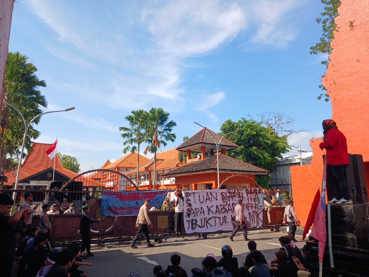 Aksi peringatan satu tahun pemerintahan juga digelar Aliansi Masyarakat Mojokerto Bergerak di kantor Pemkab Mojokerto. Kemarin (11/3), mereka membawa empat tuntutan kepada Bupati Muhammad Albarraa.