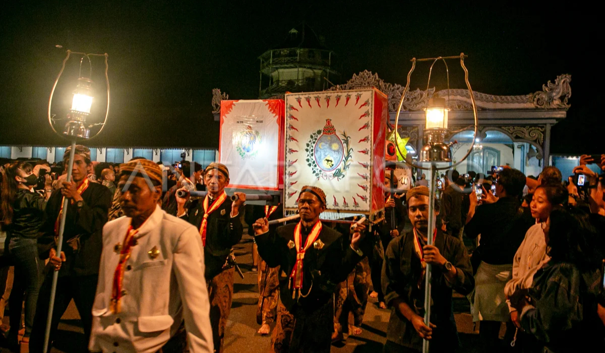 Abdi dalem Keraton Kasunanan Surakarta membawa lampion dan jodang saat kirab Malam Selikuran di Solo, Senin (9/3).