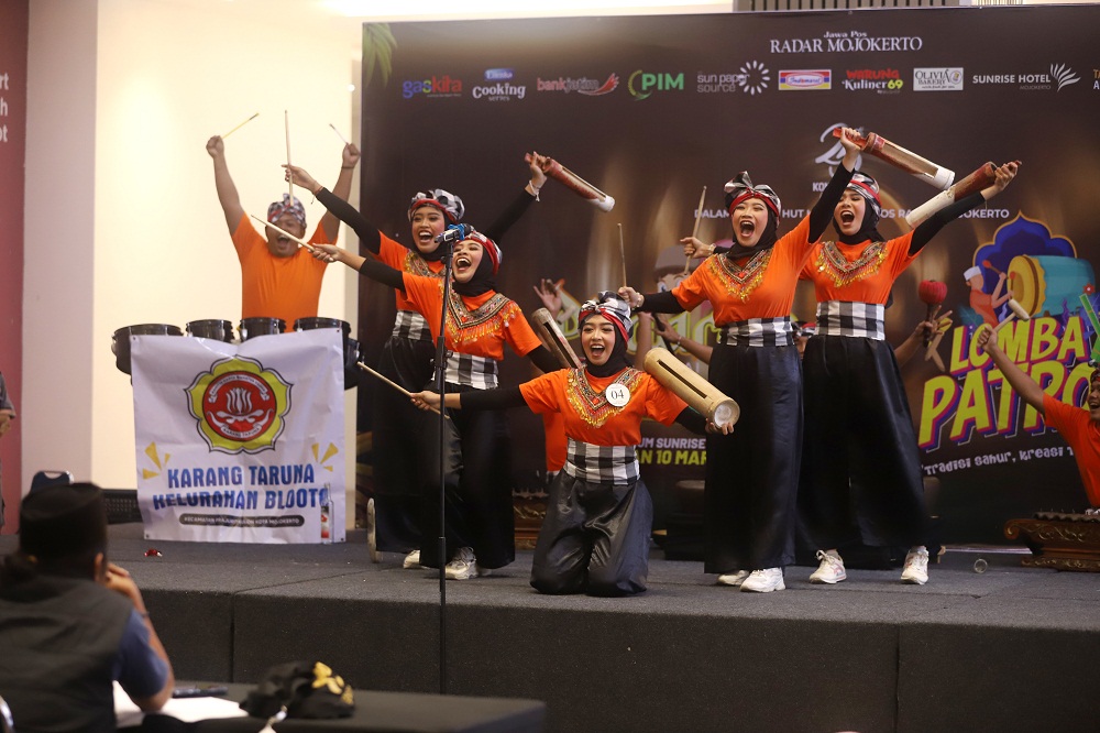 HIDUPKAN TRADISI: Tim peserta lomba Festival Musik Patrol 2026 dari Kartar Kelurahan Blooto, Kecamatan Prajurit Kulon, menampilkan koreografi apik di depan dewan juri, di Sunrise Mall 2 Mojokerto, Sel