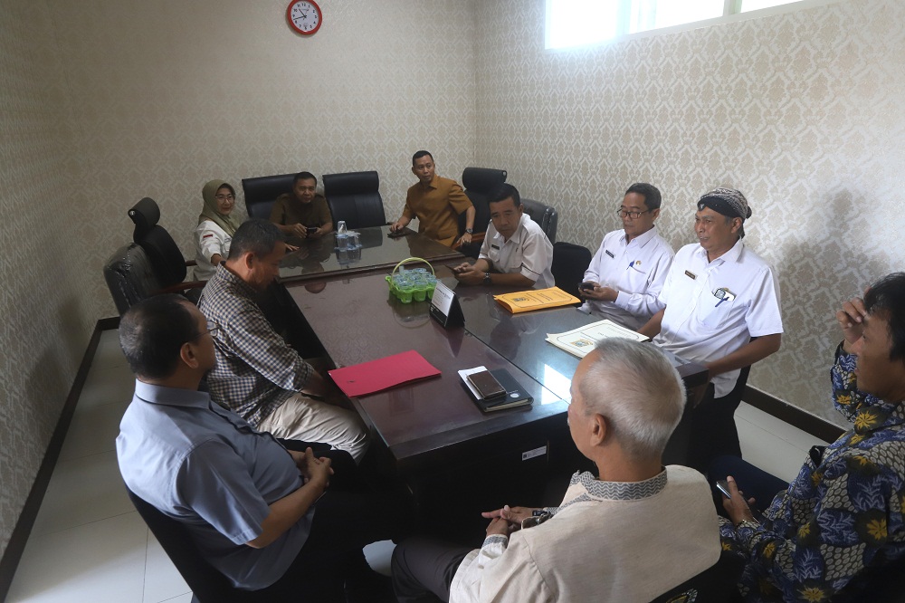 DIPERTEMUKAN: Warga pemilik tanah dan pihak pemkot bertemu dalam RDP terkait masalah lahan TPA Randegan di DPRD Kota Mojokerto, kemarin (11/3).