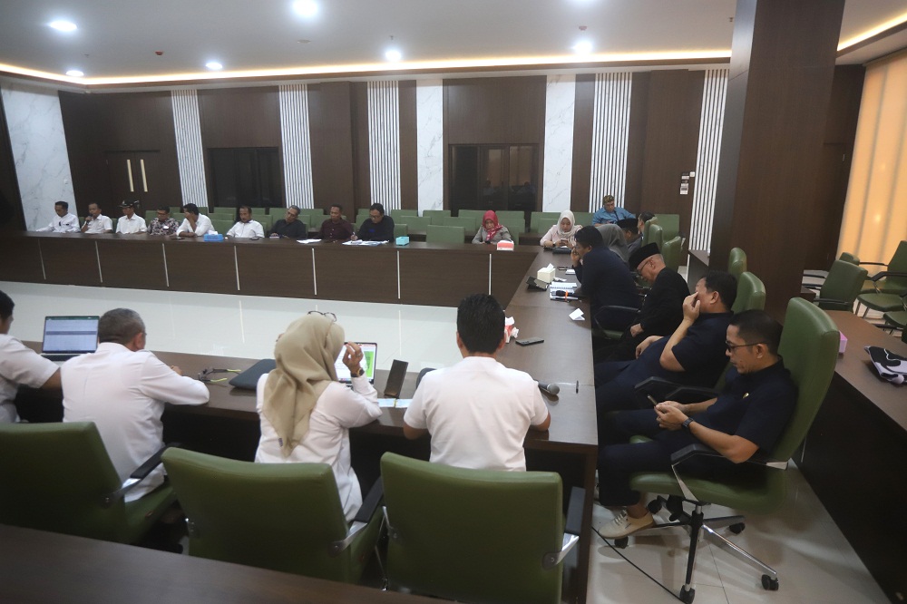 CARI SOLUSI: Pemdes Ngingasrembyong, Dispendik, dan Bappeda audiensi bersama Komisi IV DPRD Kabupaten Mojokerto terkait wacana pendirian SMPN 3 Sooko, kemarin (11/3).  