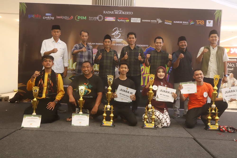 JUARA: Direktur JPRM M. Nur Kholis, menyerahkan trofi dan hadiah kepada pemenang event Festival Musik Patrol Ramadan yang digelar di Sunrise Mall Mojokerto, Selasa (10/3).