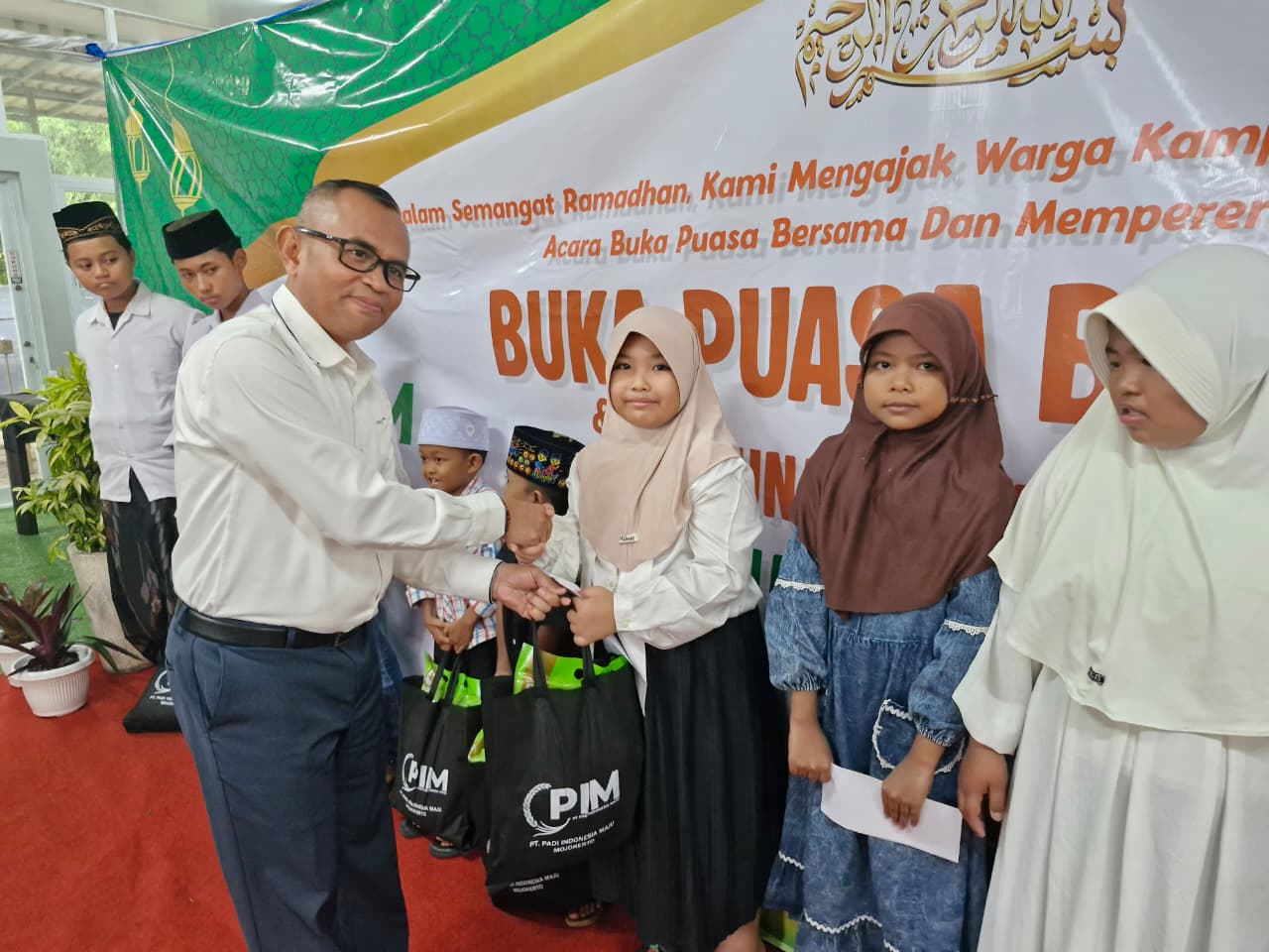 SUASANA HANGAT:&nbsp; PT Padi Indonesia Maju (PIM) di Desa Jasem, Kecamatan Ngoro, Kabupaten Mojokerto, menggelar buka bersama dan santuni anak yatim, Selasa (10/3).  