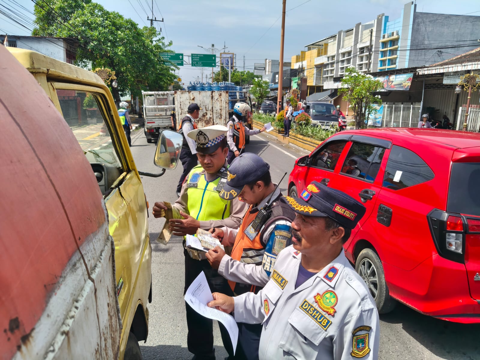 SOSIALISASI: Sopir truk mendapat arahan dari petugas terkait pembatasan angkutan Lebaran saat razia kendaraan ODOL, Selasa (10/3).  