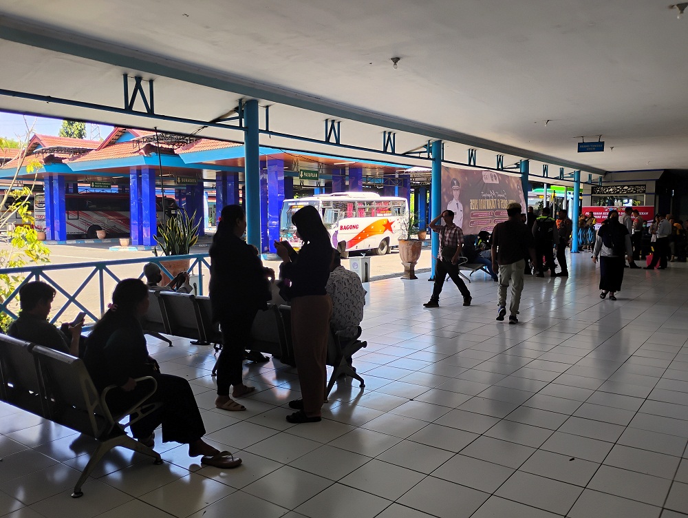 PADAT: Para penumpang bus berlalu-lalang di peron Terminal Kertajaya, Kota Mojokerto, kemarin (11/3).  