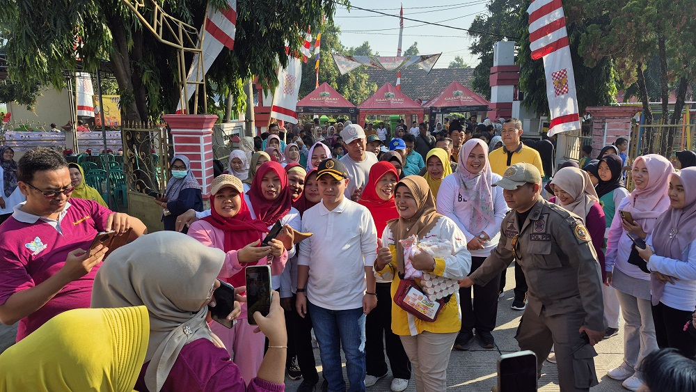 SAPA WARGA: Bupati Mojokerto Muhammad Albarraa saat menyapa warga Desa Ketemasdungus, Kecamatan Puri, yang mendapat giliran program Semangat Puri.  