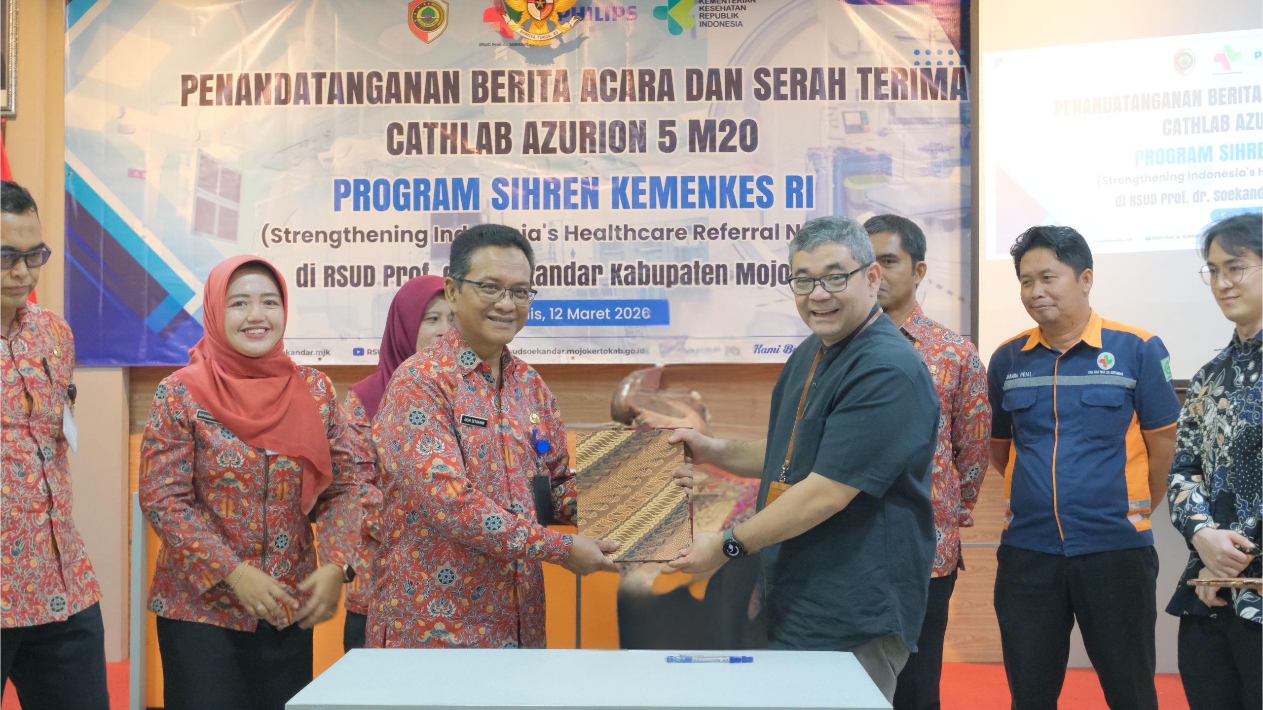 SERAH TERIMA: Plt Direktur Rumah Sakit Umum Daerah (RSUD) Prof. dr. Soekandar Kabupaten Mojokerto dr. Gigih Setijawan, Sp.P, MARS, FISR bersama perwakilan Kemenkes RI.