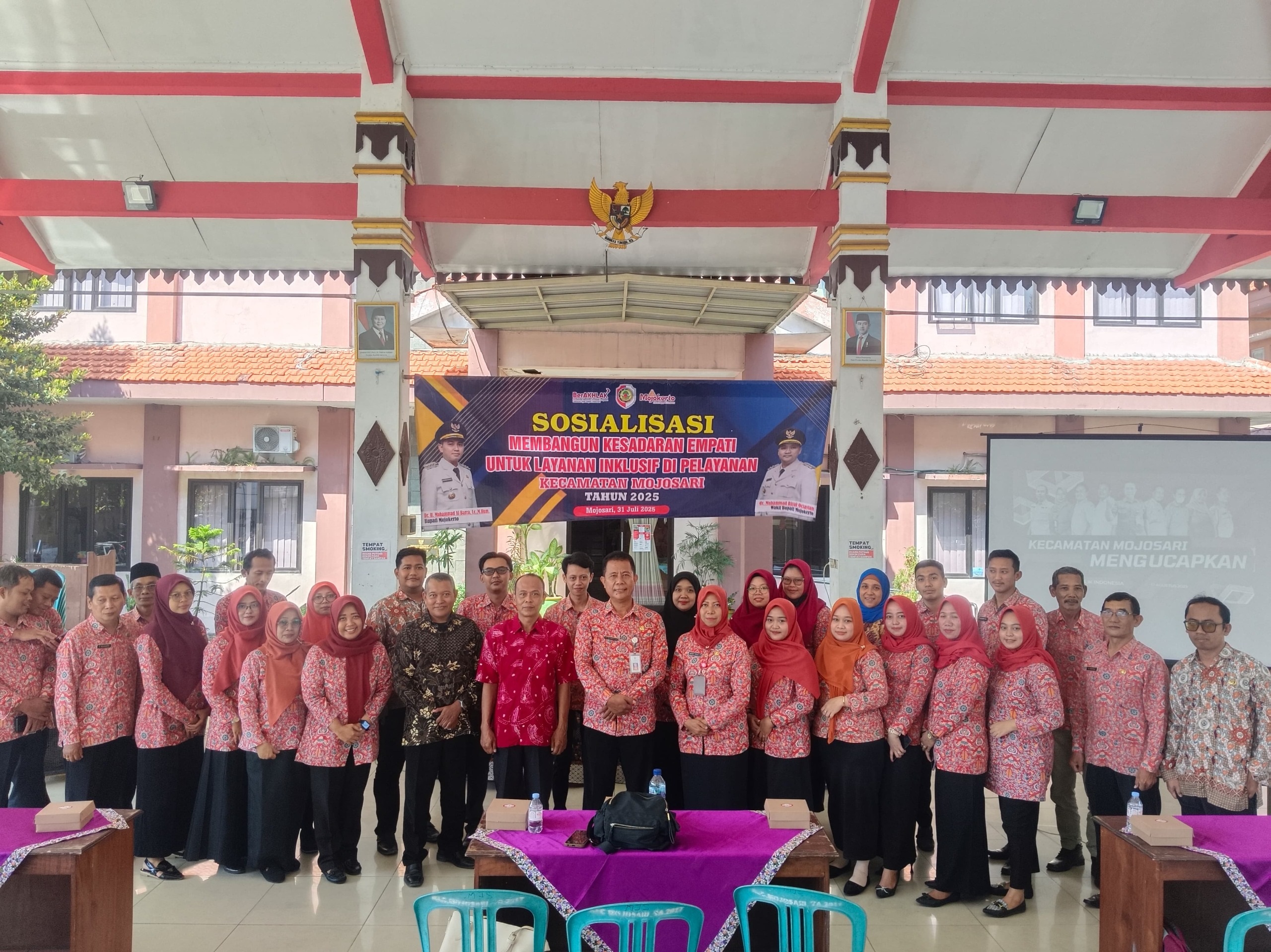 KOMITMEN: Plt Camat Mojosari Yulius Bakhtiar foto bersama para pegawai kecamatan usai sosialisasi membangun kesadaran empati untuk layanan inklusif di pelayanan Kecamatan Mojosari.