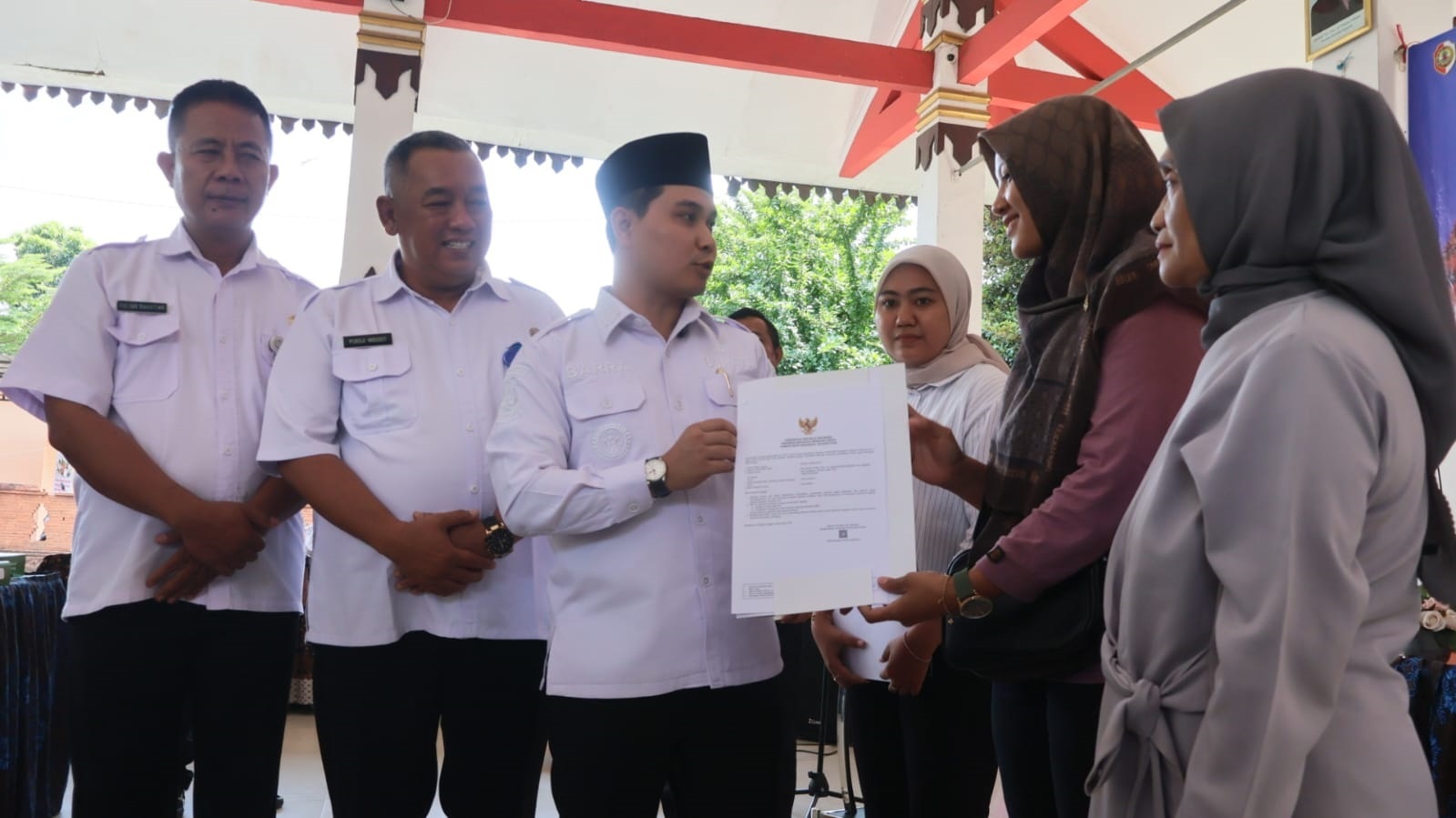 PEMERINTAH HADIR: Plt Camat Mojosari Yulius Bakhtiar mendampingi Bupati Muhammad Albarraa saat peluncuran Gerakan Melayani Bersama Masyarakat Urus Izin Usaha di Pendapa Kecamatan Mojosari.
