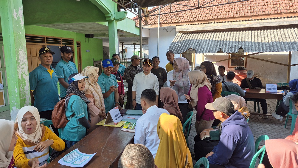 TERINTEGRASI: Bupati Mojokerto Muhammad Albarraa meninjau pelayanan terintegrasi yang terdapat di kegiatan Semangat Puri.  