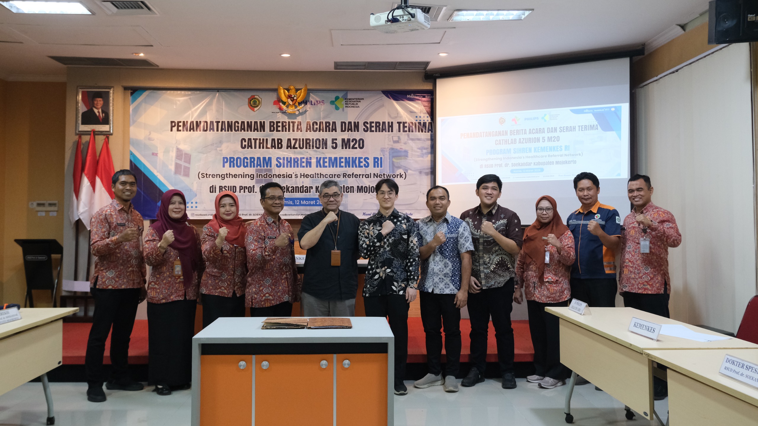 KERJA SAMA : Plt Direktur Rumah Sakit Umum Daerah (RSUD) Prof. dr. Soekandar Kabupaten Mojokerto dr. Gigih Setijawan, Sp.P, MARS, FISR bersama dokter penanggung jawab CathLab, perwakilan Kemenkes RI d