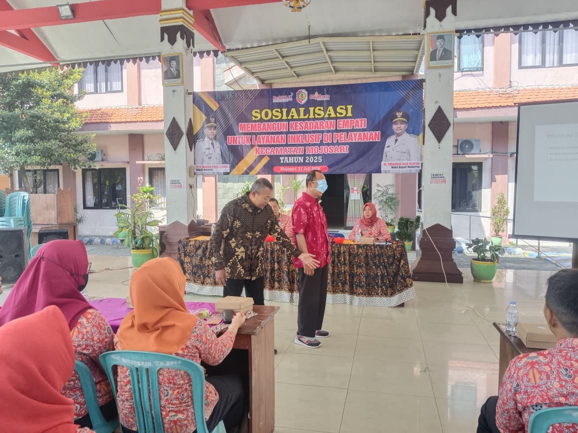 PEMBINAAN: Plt Camat Mojosari Yulius Bakhtiar memberikan arahan saat sosialisasi membangun kesadaran empati untuk layanan inklusif di pelayanan Kecamatan Mojosari.