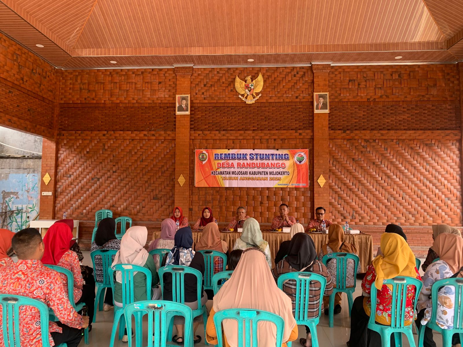 TINGKATKAN SDM: Para pegawai Kecamatan Mojosari tengah serius dalam peningkatan kapasitas untuk membangun kesadaran empati untuk layanan inklusif.