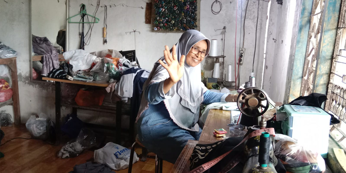 Bu Yati, penjahit di Dusun Bangeran, memilih menutup pesanan jahitan menjelang Lebaran.