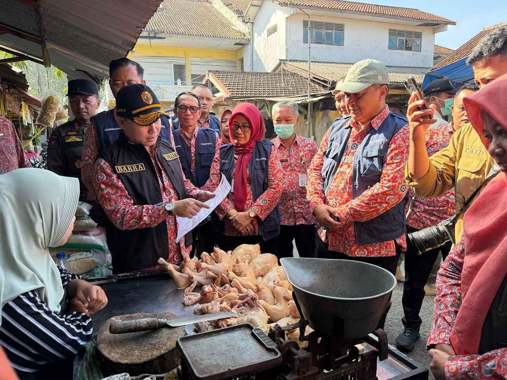 CEK KELAYAKAN: Bupati Mojokerto Muhammad Albarraa bersama tim gabungan memeriksa hasil uji produk pangan setelah dilakukan pengambilan sampel di Pasar Raya Mojosari, kemarin (12/3).  