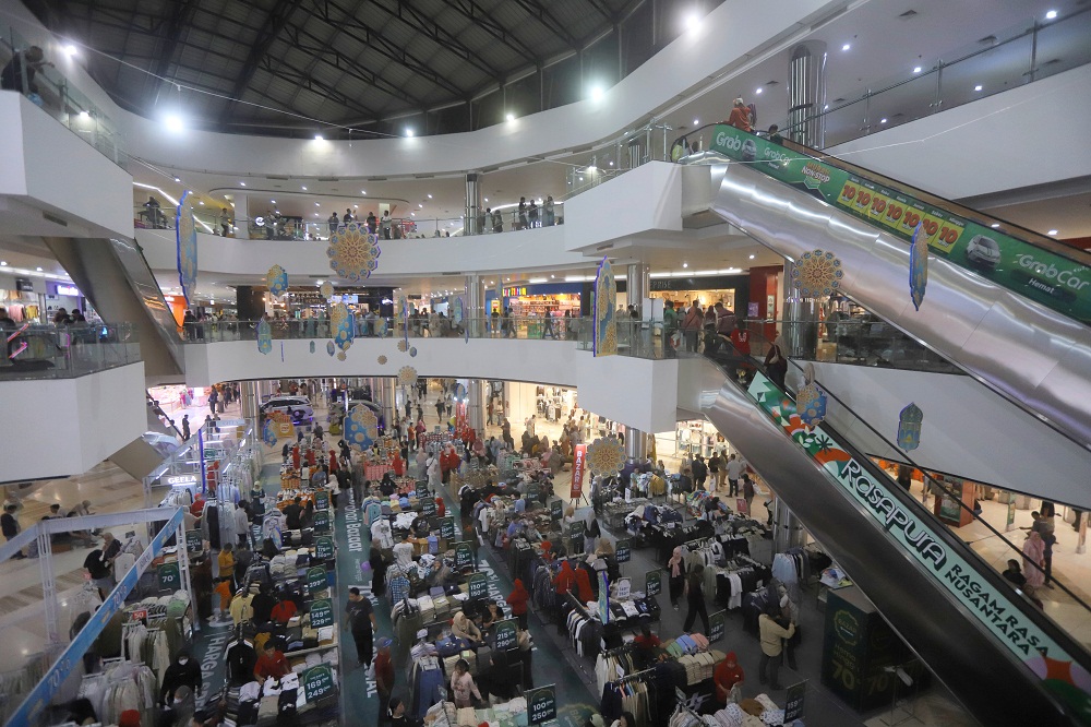 RAMAI: Pengunjung tampak memenuhi aneka stan saat Late Night Sale yang digelar Sunrise Mall Mojokerto, Rabu (12/3).