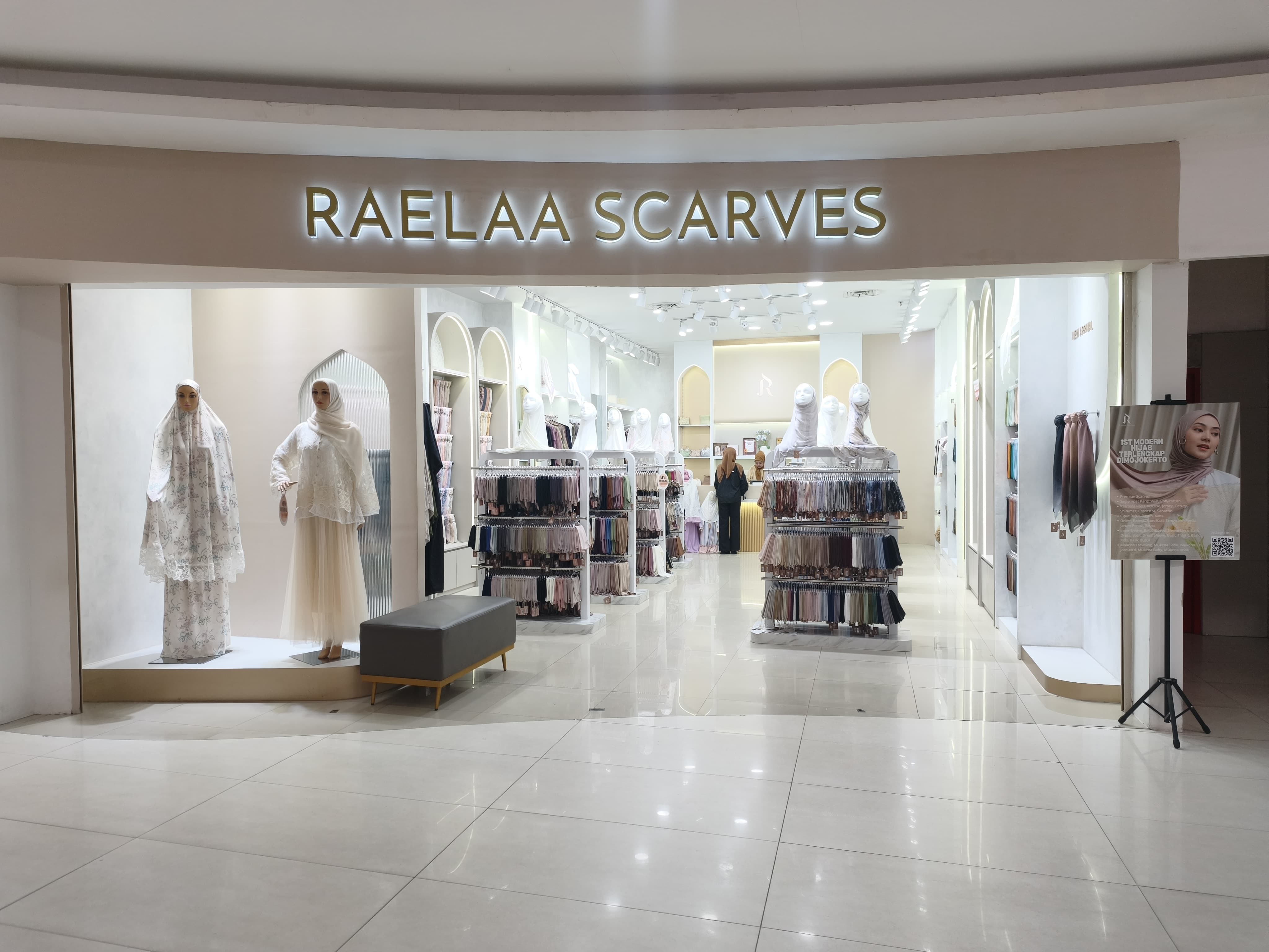 NYAMAN: Tempat yang nyaman dan produk berkualitas menjadikan Raelaa Scarves jujukan yang pas untuk koleksi hijab Anda.  