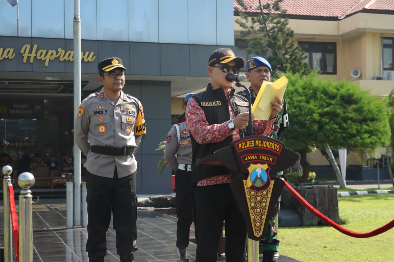 DISIAGAKAN: Bupati Mojokerto Muhammad Albarraa bersama Kapolres Mojokerto AKBP Andi Yudha Pranata dan forkopimda mengecek kesiapan personel gabungan dalam apel Operasi Ketupat Semeru 2026