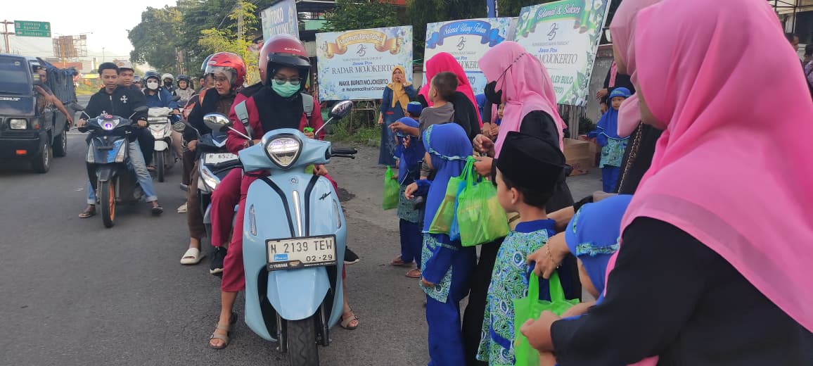 Siswa/siswi KB/RA Al-Hidayah, Desa Jampirogo, Kecamatan Sooko, Kabupaten Mojokerto membagikan takjil kepada pengguna jalan, kemarin (12/2) sore. 