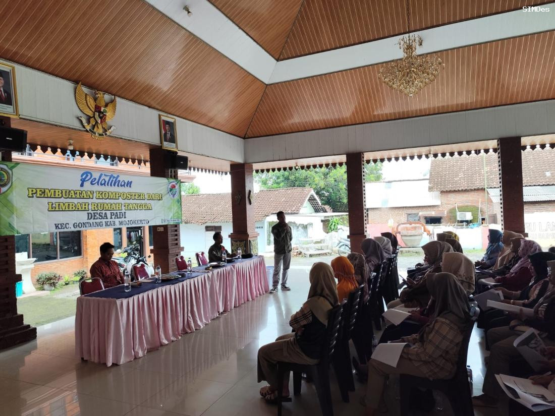 TERAMPIL: Pemdes Padi melibatkan puluhan ibu rumah tangga dalam pelatihan pembuatan alat komposter beberapa waktu lalu.  