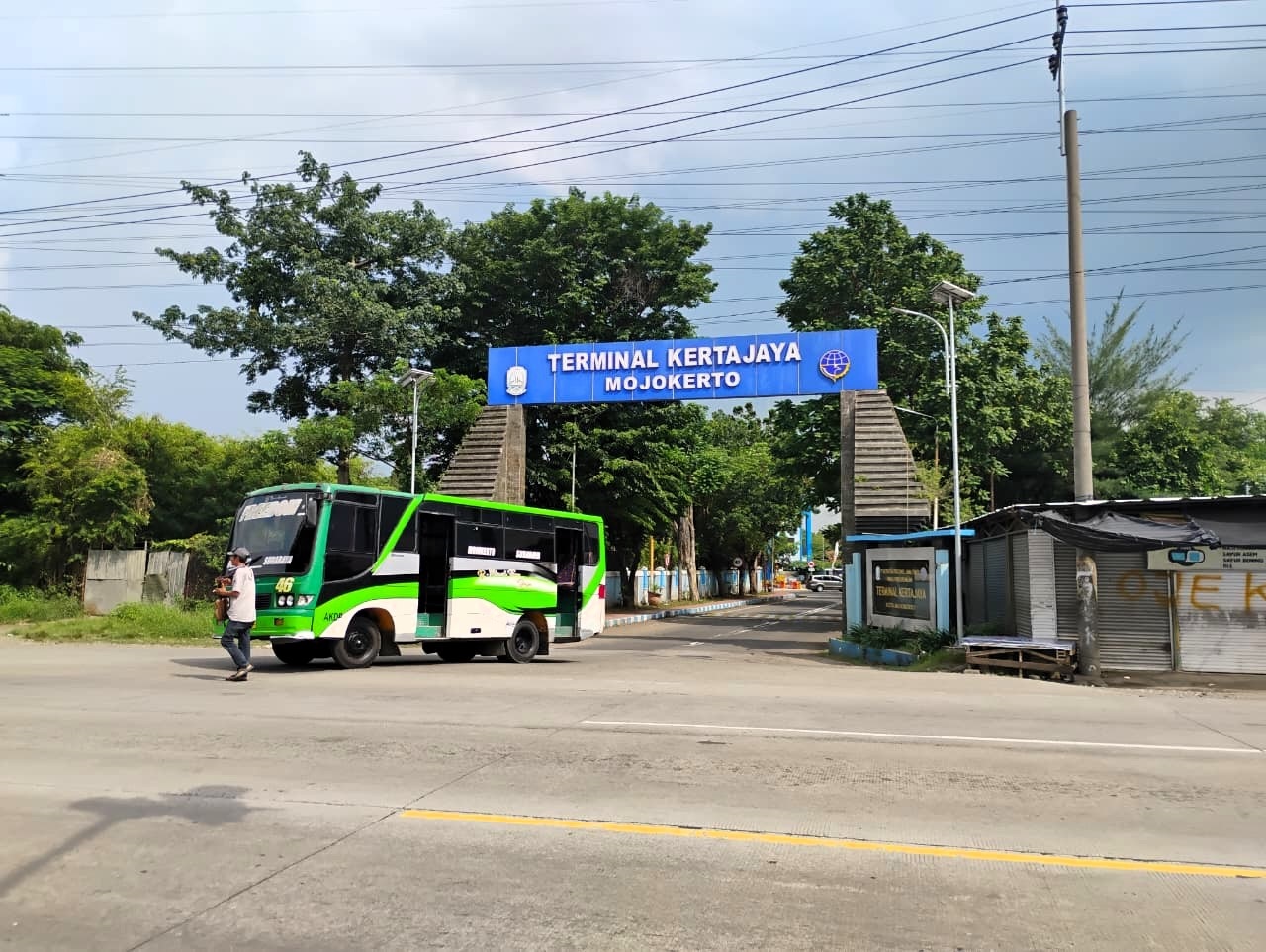 ANTISIPASI: Operasional armada bus ijo menjadi solusi alternatif saat penumpang Terminal Kertajaya Mojokerto membeludak selama libur Lebaran nanti.  