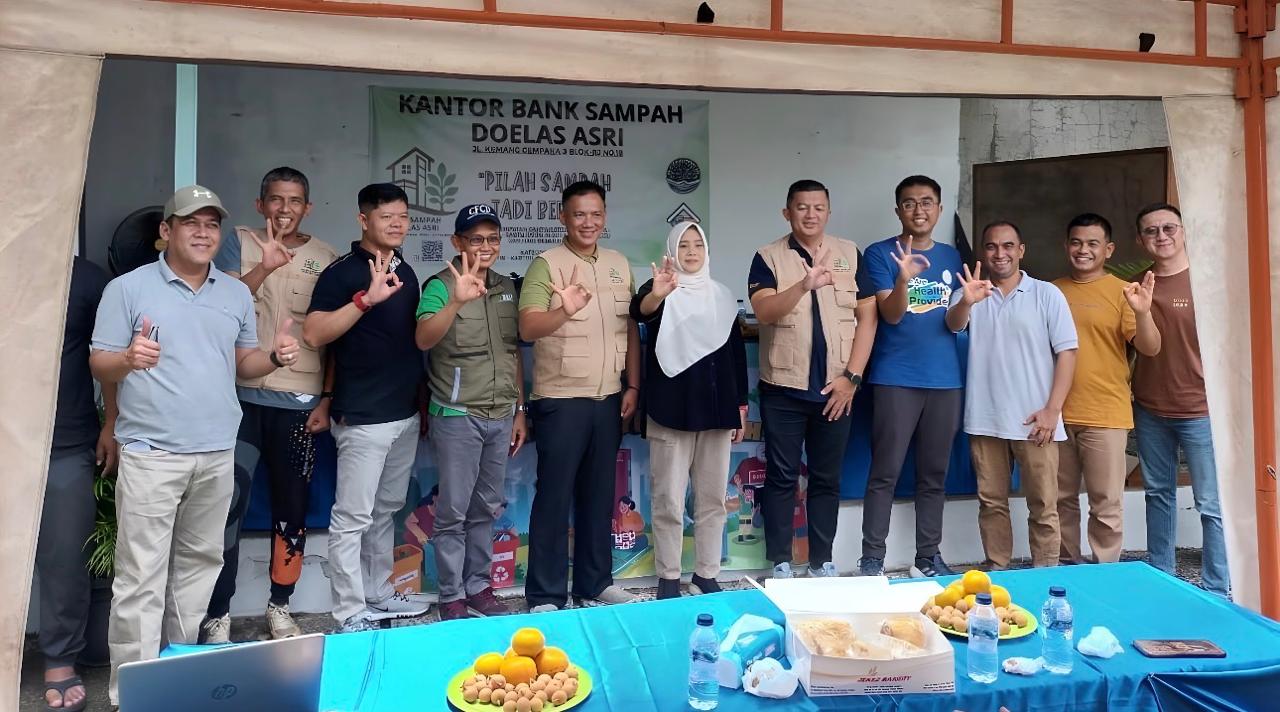 (Kiri &ndash; Kanan) TPS 3R Mutiara Welirang &ndash; Mojokerto &amp; Pembukaan Bank Sampah Unit (Doelas Asri) &ndash; Bekasi.