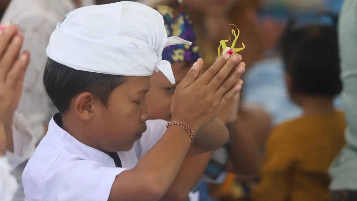 Ratusan umat Hindu Kecamatan Gondang Kabupaten Mojokerto memadati Lapangan Desa Pohjejer untuk melaksanakan upacara Melasti, Minggu (15/3).
