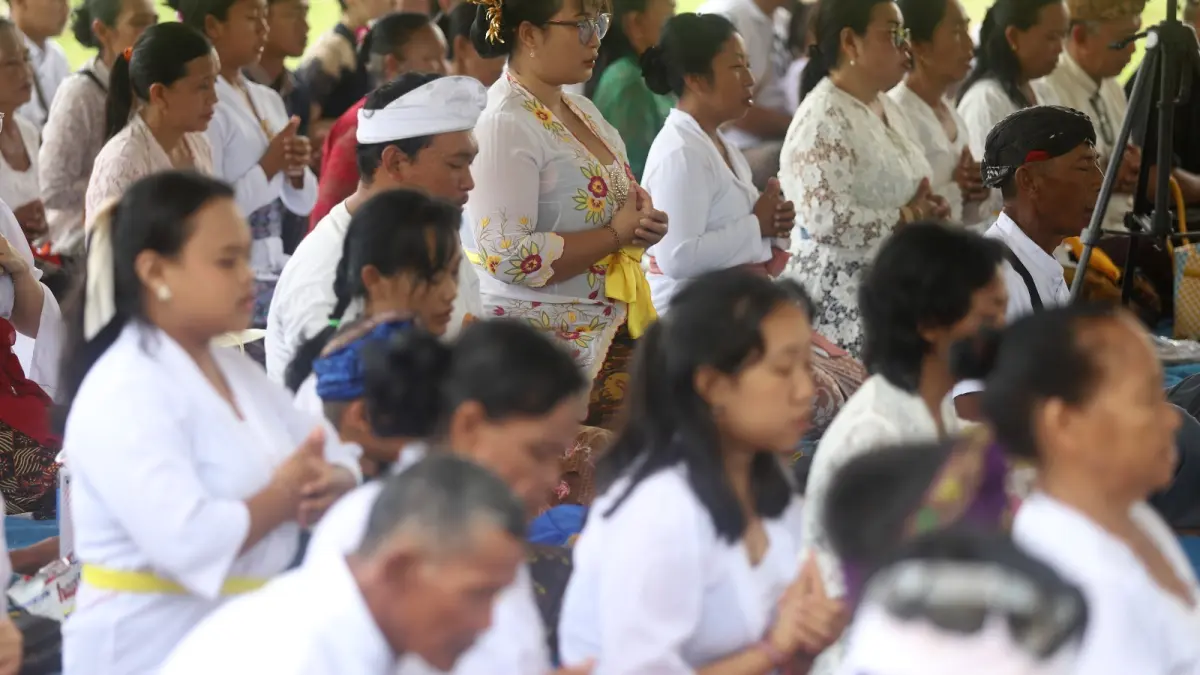 Ratusan umat Hindu Kecamatan Gondang Kabupaten Mojokerto memadati Lapangan Desa Pohjejer untuk melaksanakan upacara Melasti, Minggu (15/3).