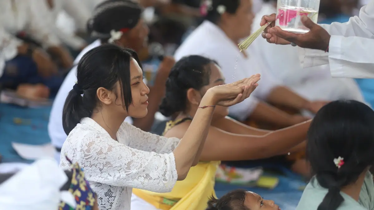 Ratusan umat Hindu Kecamatan Gondang Kabupaten Mojokerto memadati Lapangan Desa Pohjejer untuk melaksanakan upacara Melasti, Minggu (15/3).