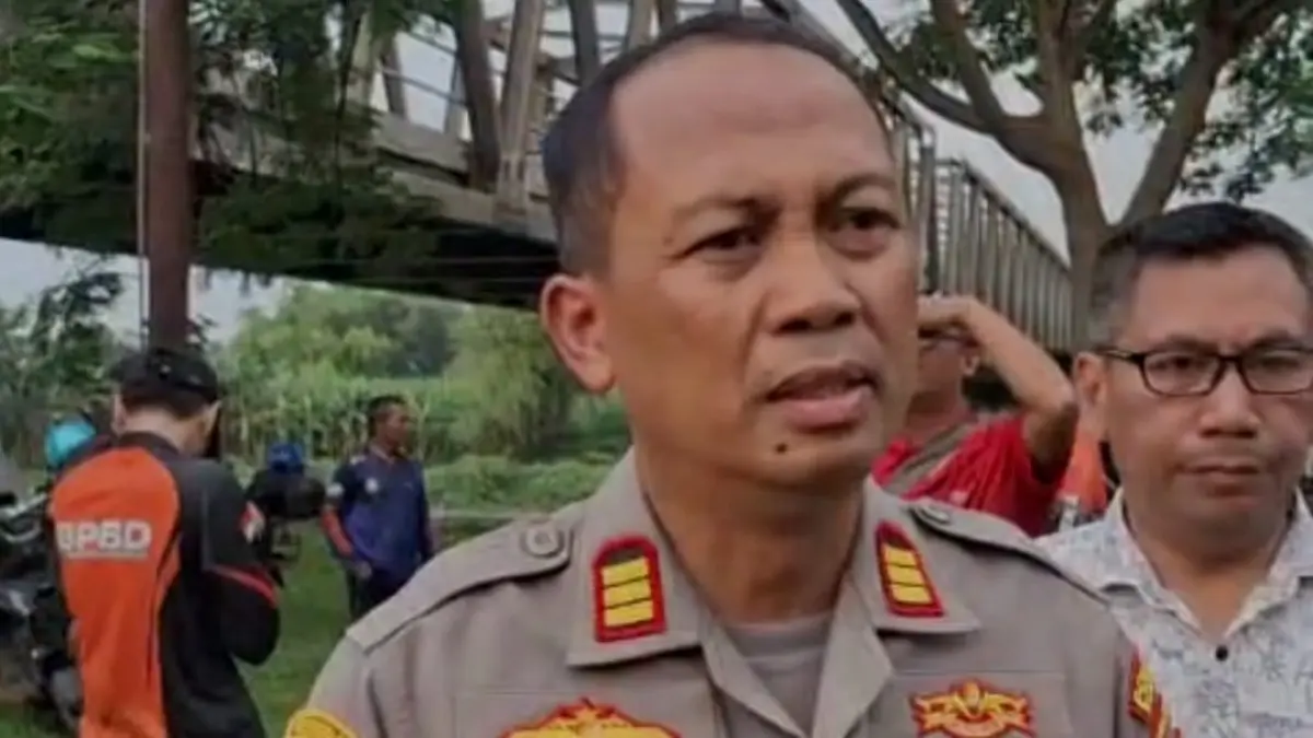 TERUNGKAP: Kapolsek Pungging AKP Selimat memberikan keterangan usai evakuasi korban di Sungai Brantas, Desa Candiharjo, Kecamatan Ngoro, Sabtu (14/3). (Rizal Radar Mojokerto)