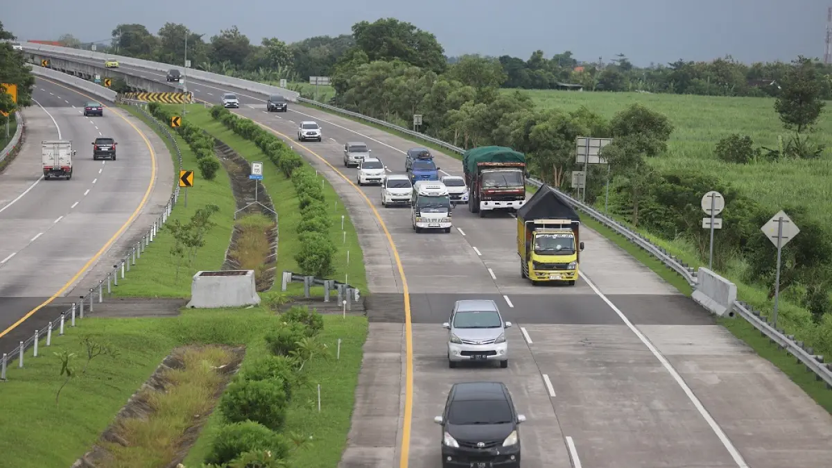 VOLUME MENINGKAT: Ruas Tol Jomo jadi salah satu jalur yang diprediksi bakal dipadati kendaraan selama arus mudik dan balik Lebaran ini. (dok JPRM)