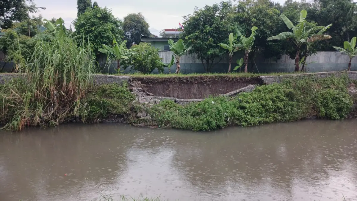 AMBROL: Kondisi tanggul Sungai Sadar di Jalan Tropodo, Kelurahan Miji, Kecamatan Kranggan, Kota Mojokerto, yang mengalami longsor, kemarin (17/3). (Adi Radar Mojokerto)