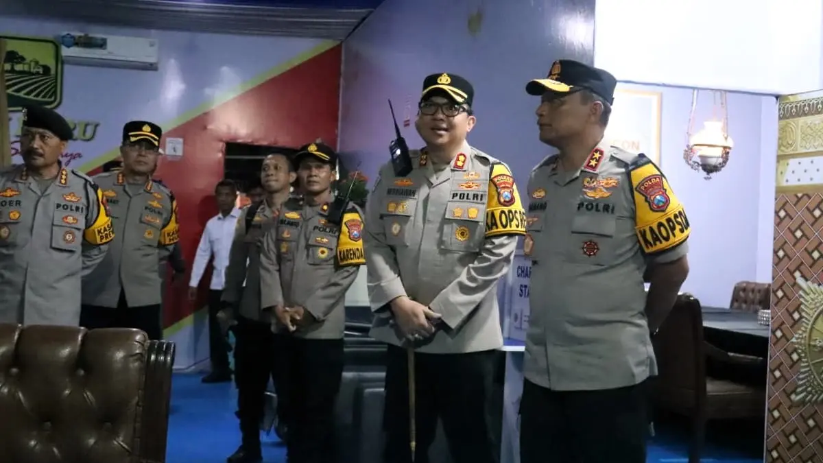 CEK KESIAPAN: Kapolda Jawa Timur Irjen Pol Nanang Avianto didampingi Kapolres Mojokerto Kota AKBP Herdiawan Arifianto saat menilik posyan terpadu di Alun-Alun Kota Mojokerto, Senin (16/3). (Martda Radar Mojokerto)