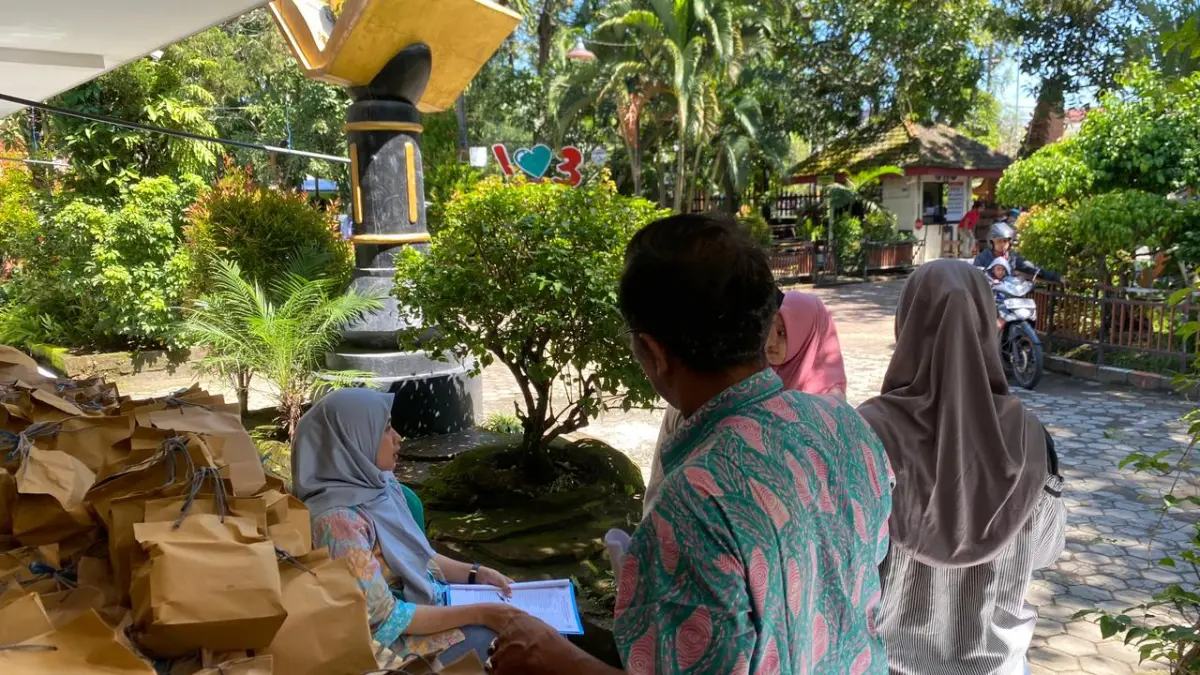 HARI TERAKHIR: Siswa SMPN 3 Mojokerto antre mengambil paket bundling menu MBG sebelum libur Lebaran, kemarin (17/3). (Oce Radar Mojokerto)