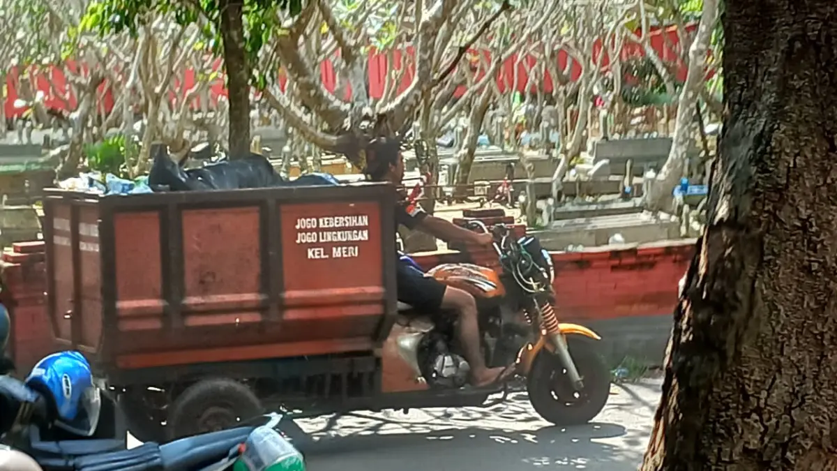 JADI SOROTAN: Aktivitas motor roda tiga yang menangkut sampah ke TPS Tropodo di Kelurahan Meri, Kecamatan Kranggan, Kota Mojokerto, kemarin (17/3). (Adi Radar Mojokerto)