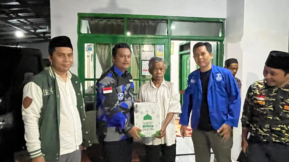 Ketua DPD GAMKI Jawa Timur, Arnold L. Panjaitan bersama Sekretaris DPD GAMKI Jawa Timur Niko Suseno Jaya (paling kanan) dan Ketua PW GP Ansor Jawa Timur, H. Musaffa Safril (paling kiri) menyerahkan bantuan kepada keluarga alm Riyanto. 