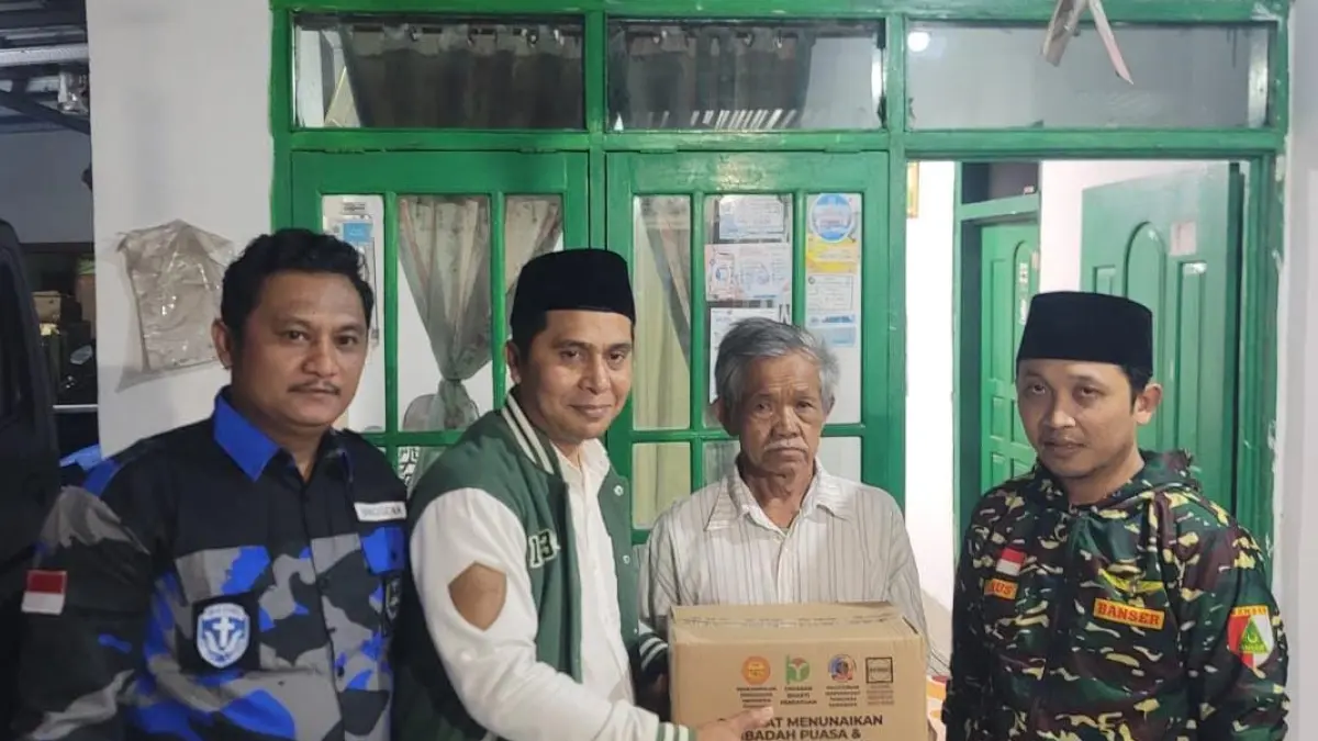 Ketua PW GP Ansor Jawa Timur, H. Musaffa Safril, yang memimpin rombongan Ansor, menyerahkan bantuan kepada ayah Alm Riyanto. 