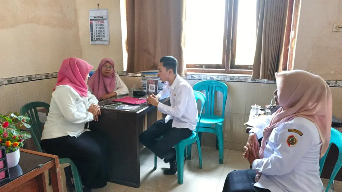 LAYANAN CEPAT: Pegawai Kecamatan Bangsal saat memberikan pelayanan administrasi yang dibutuhkan masyarakat.